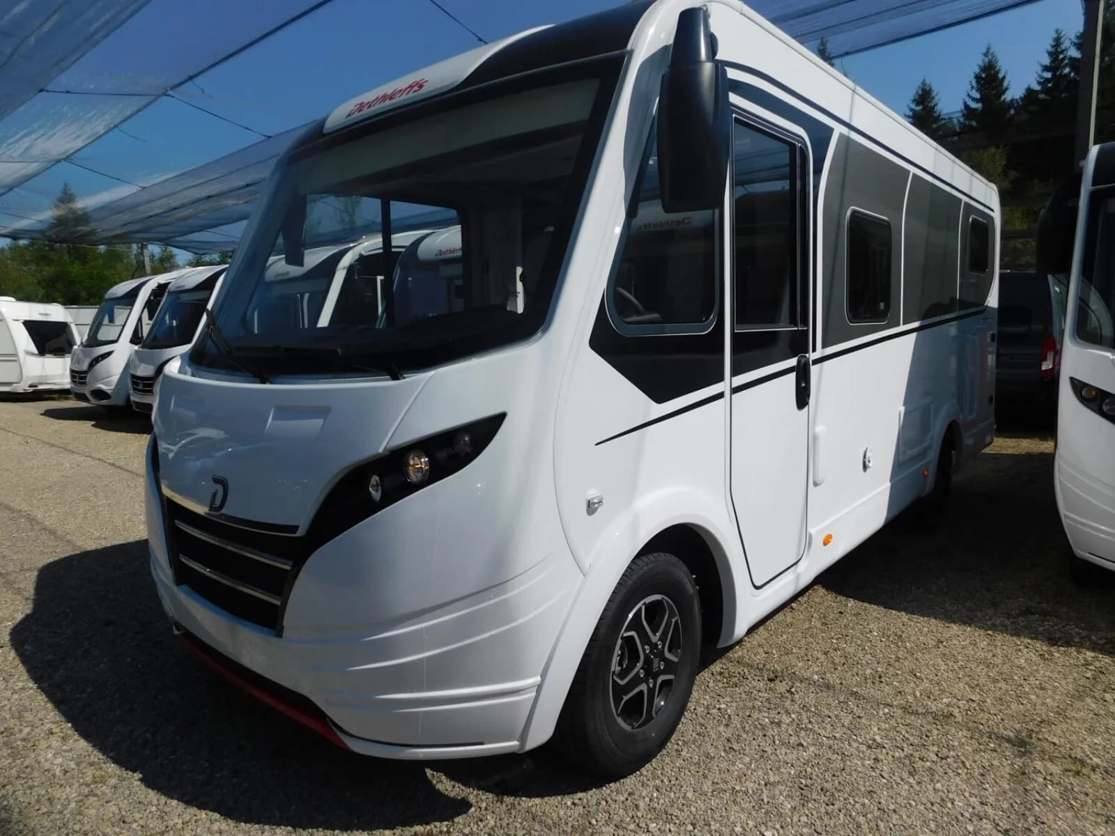 Obytný vůz Dethleffs Globebus I4 – exteriér, pohled zepředu