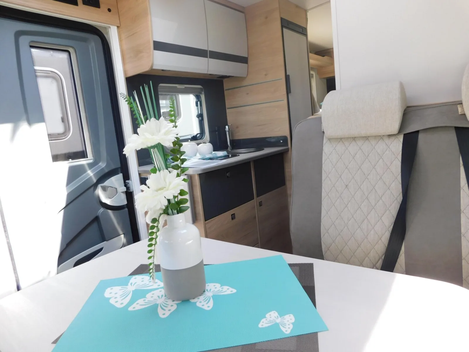 Kuchyňská linka obytného vozu Dethleffs Globebus I4 s dvouplotýnkovým vařičem a dřezem